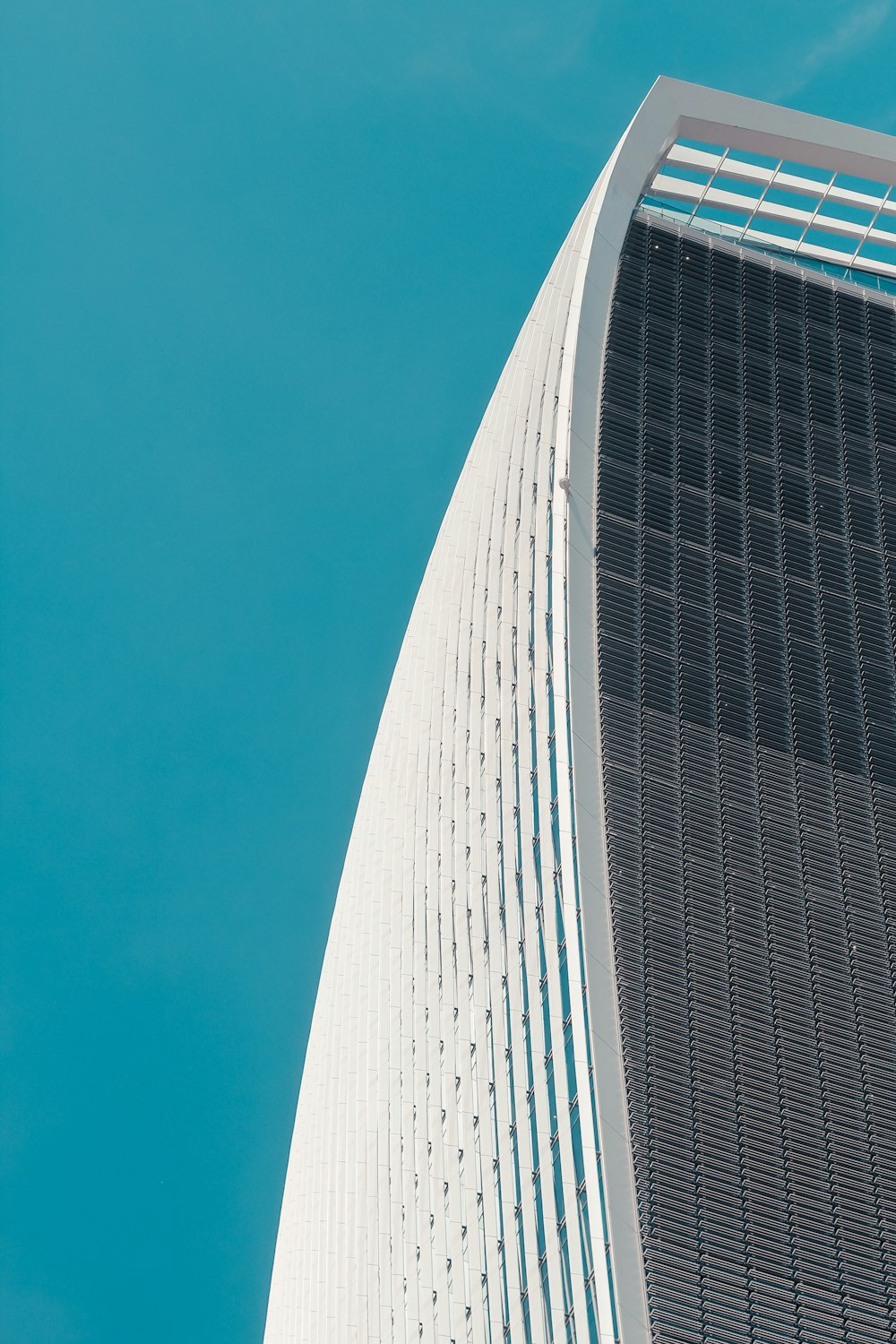 낮에 흰색과 회색의 고층 건물의 로우 앵글 사진