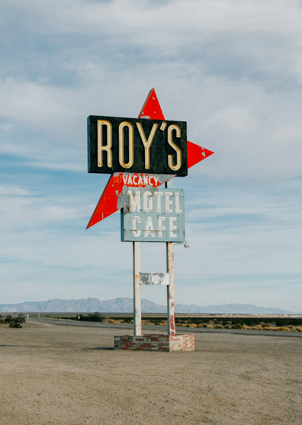 black and gray Royś motel cafe signage