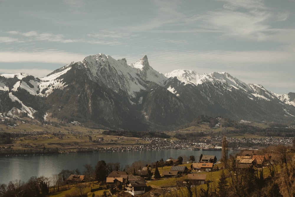 Vue d’une montagne enneigée près d’un plan d’eau