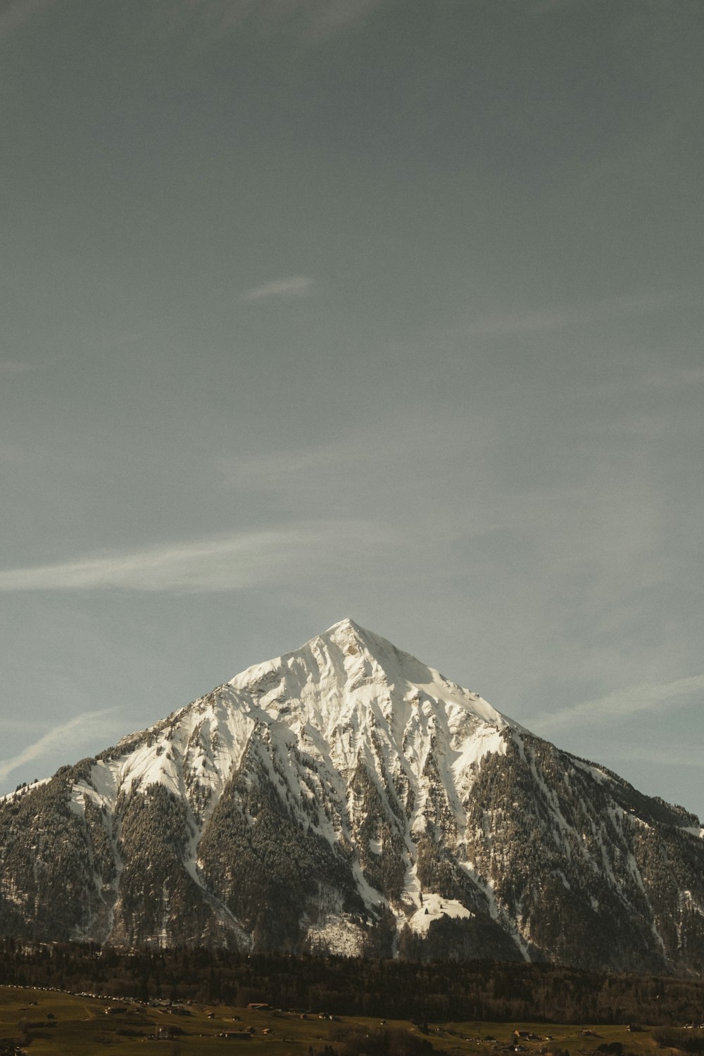 fotografia di paesaggio di montagna coperta di neve