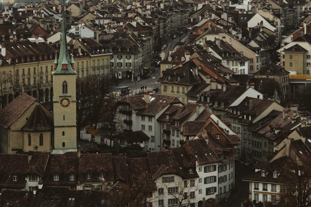 Luftaufnahme des braunen Stadthauses