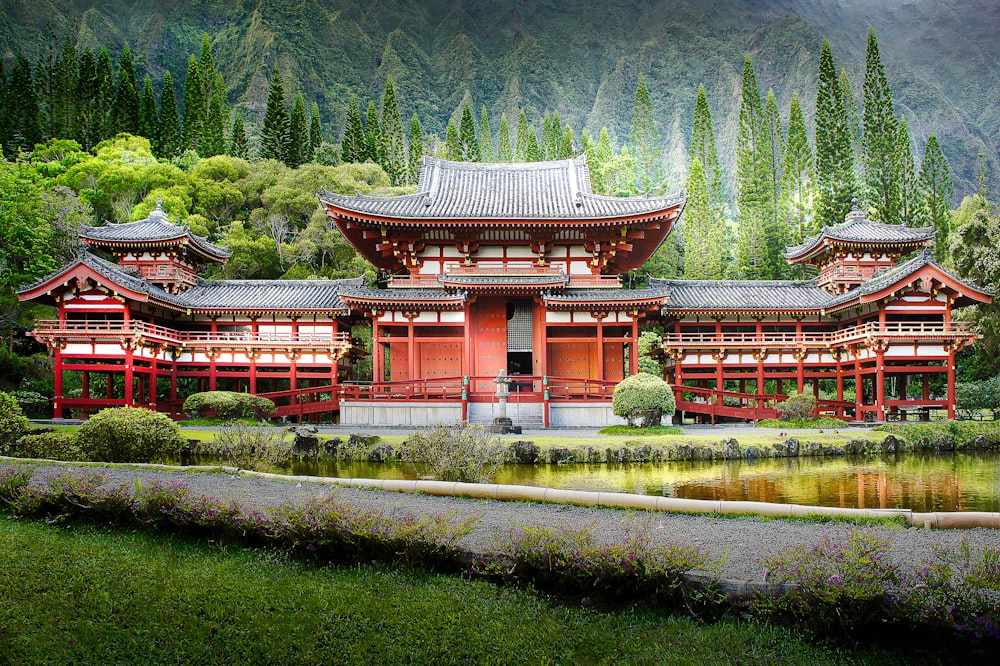 brauner und grauer Tempel, umgeben von hohen Bäumen