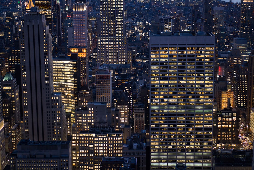 foto aerea di una città illuminata edifici