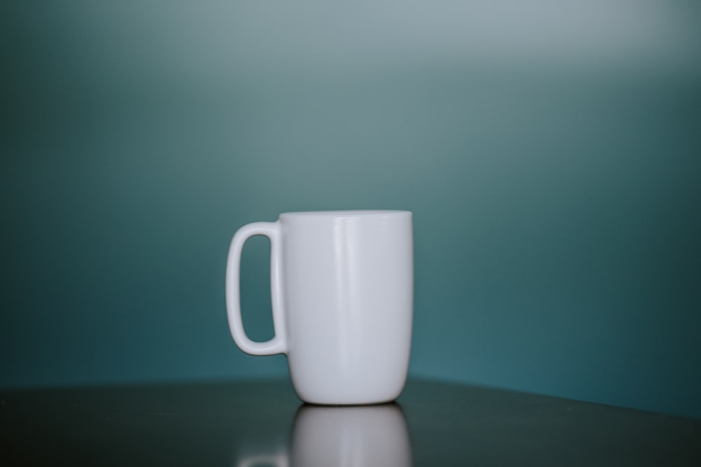 taza de cerámica blanca