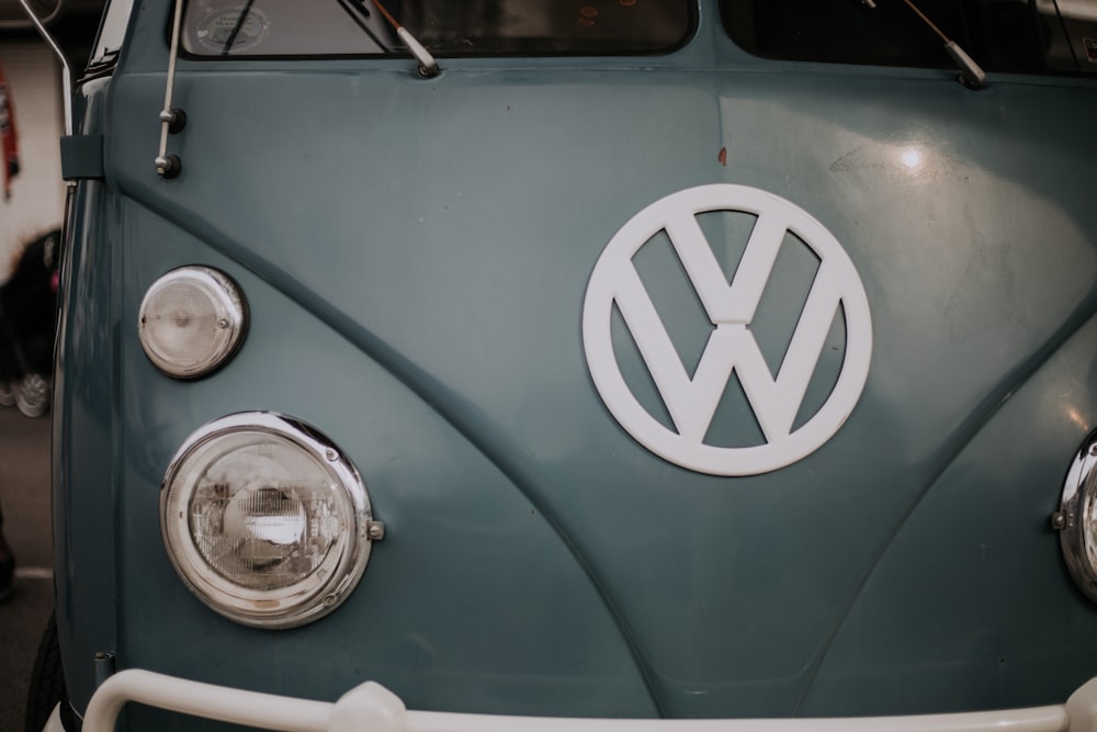 Nahaufnahme eines grauen Volkswagen-Fahrzeugs