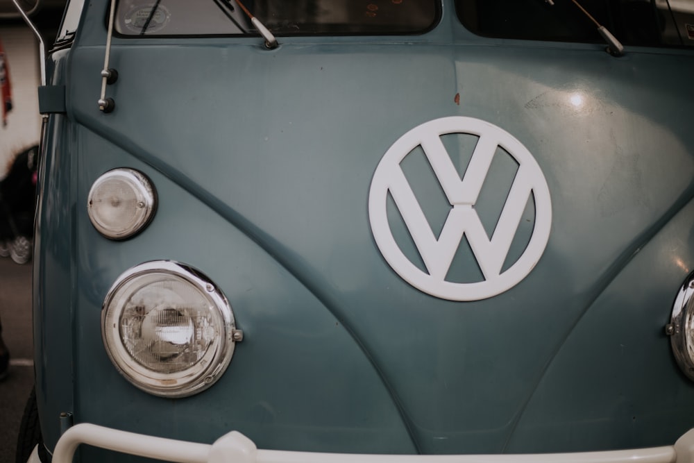 photo en gros plan d’un véhicule Volkswagen gris