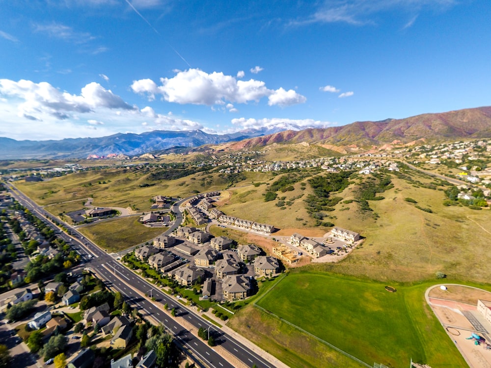 Photographie aérienne de maisons près de la montagne