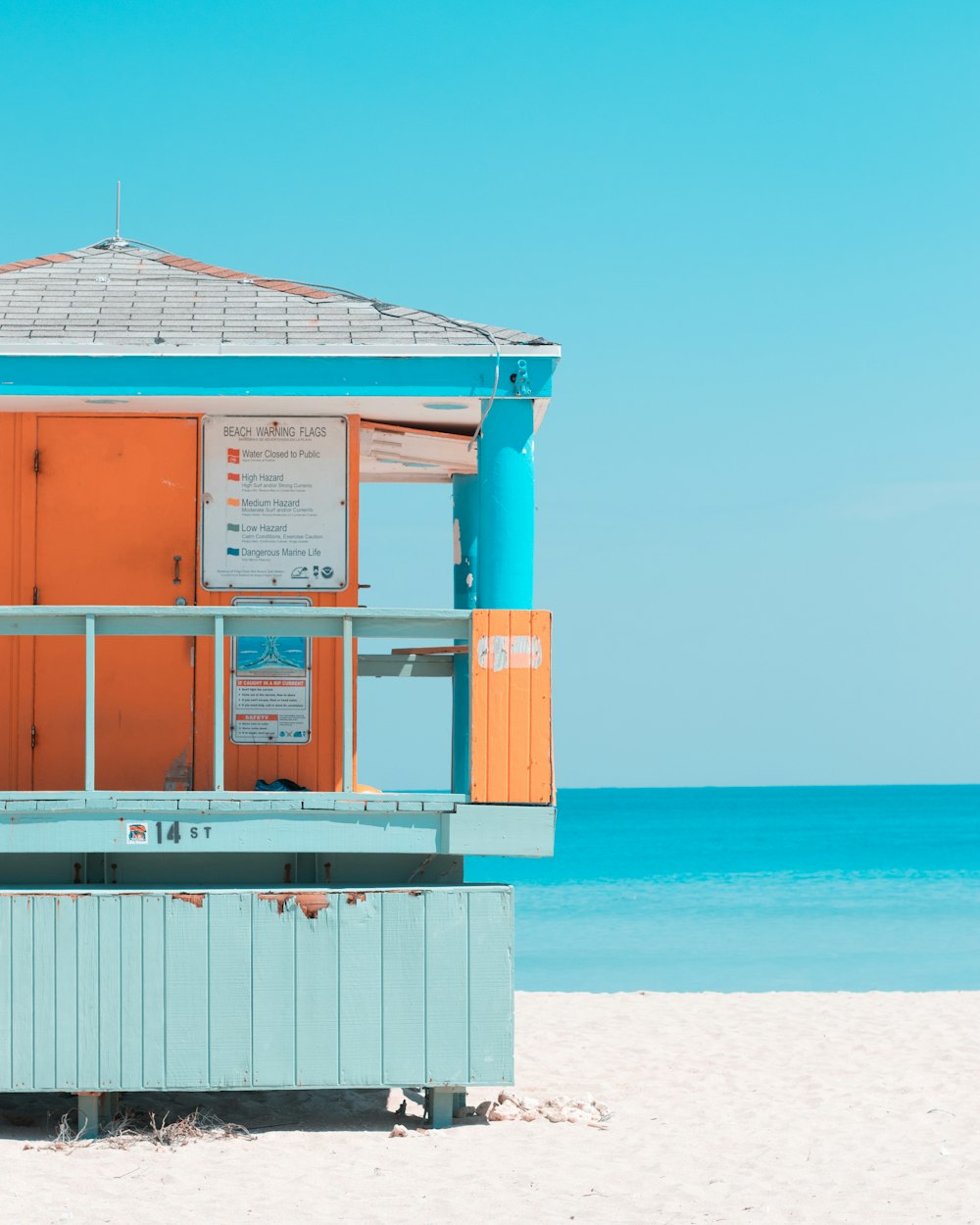 Blaugrünes, graues und orangefarbenes Haus in der Nähe der Küste während des Tages