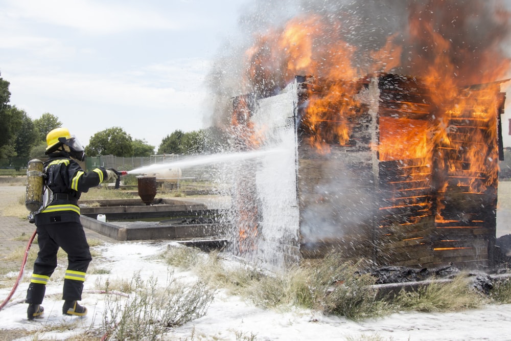 pompier éteignant la maison en feu