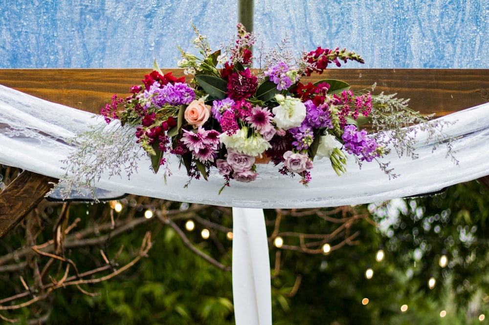 Décor de fleurs pétales blanc, rose et rouge