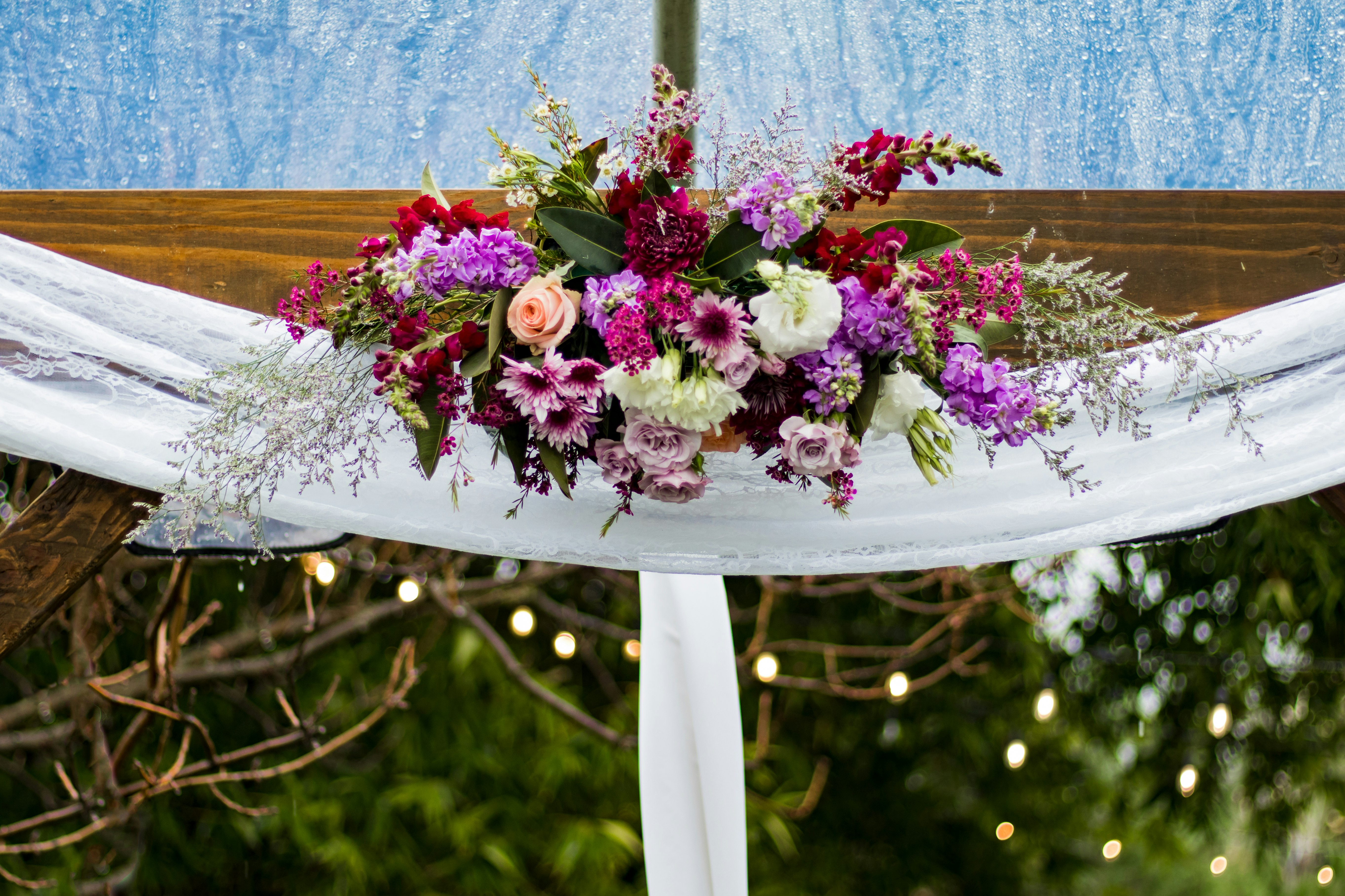 Top arch arrangement for a wedding suite by San Diego florist Paper in Blume. Find her on instagram @paperinblume