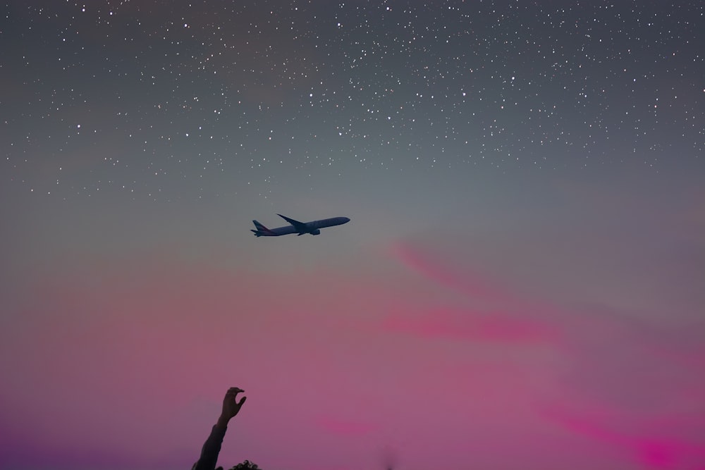 avión de pasajeros volando en Sky