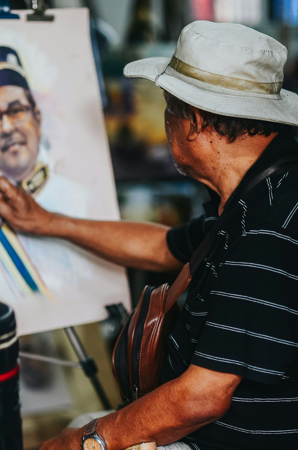 homem pintando retrato