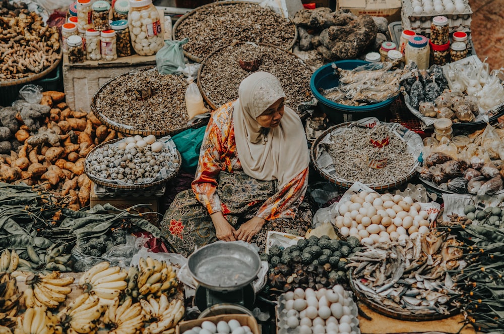 市場で果物を売る女性