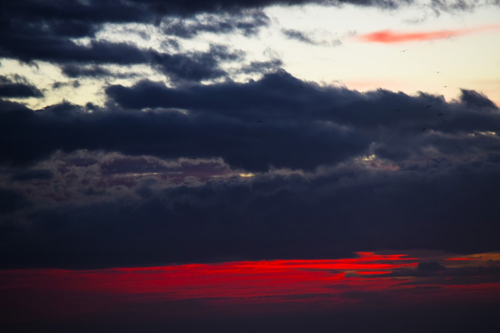 Dunkle Wolken bei Sonnenuntergang