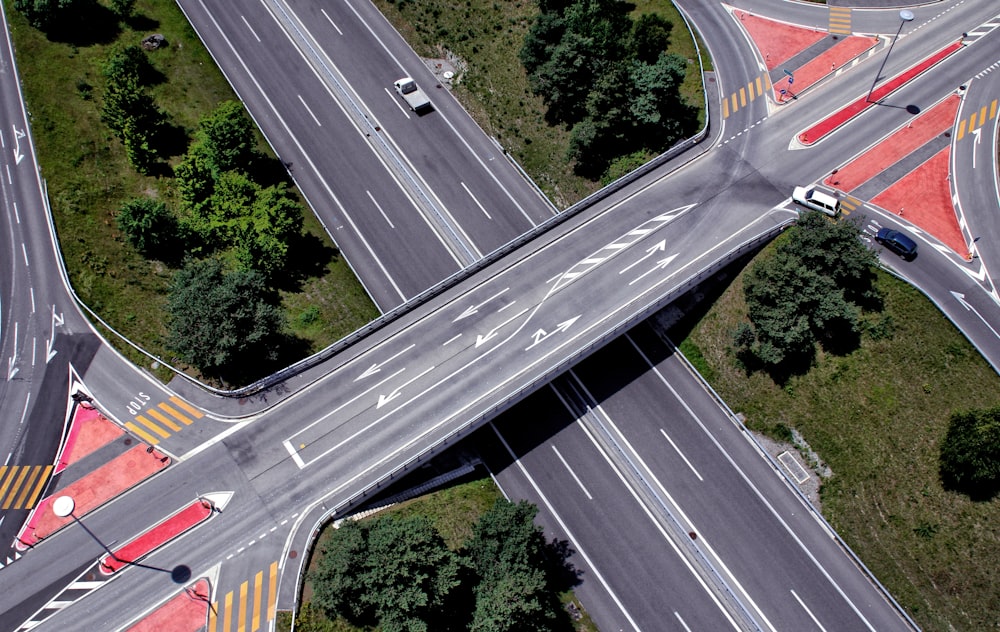 Photographie aérienne d’un carrefour en béton