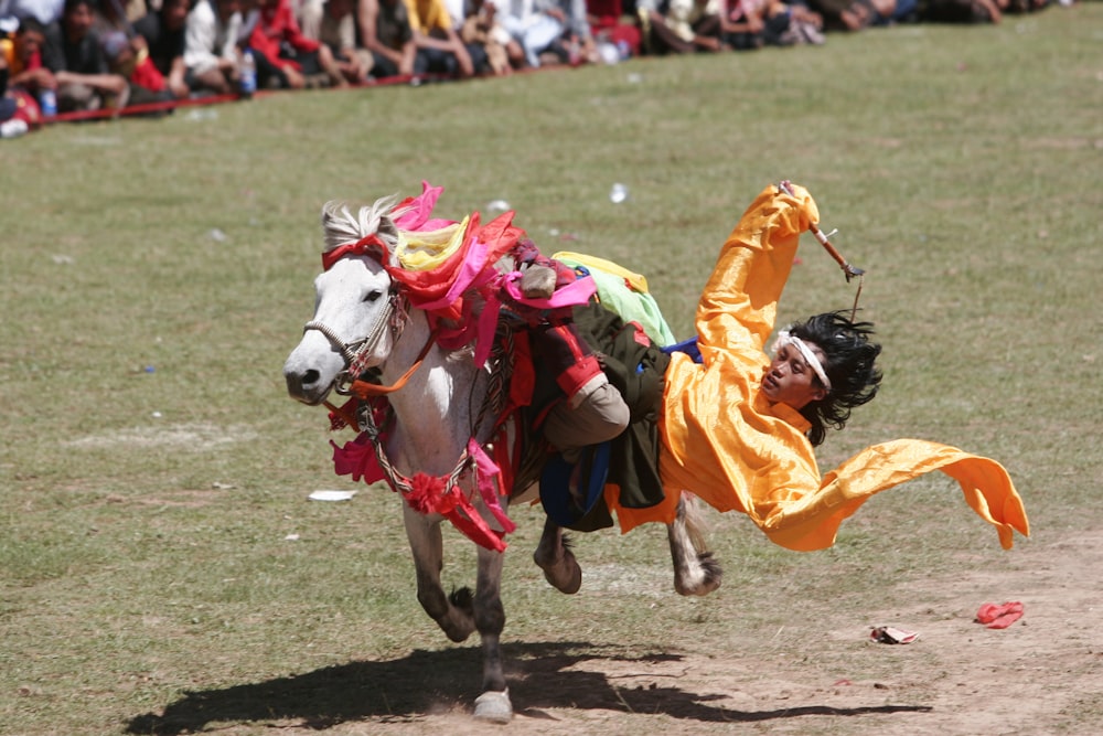 persona che cavalca il cavallo bianco