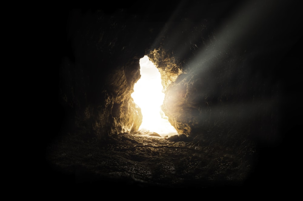 洞窟内の太陽光線