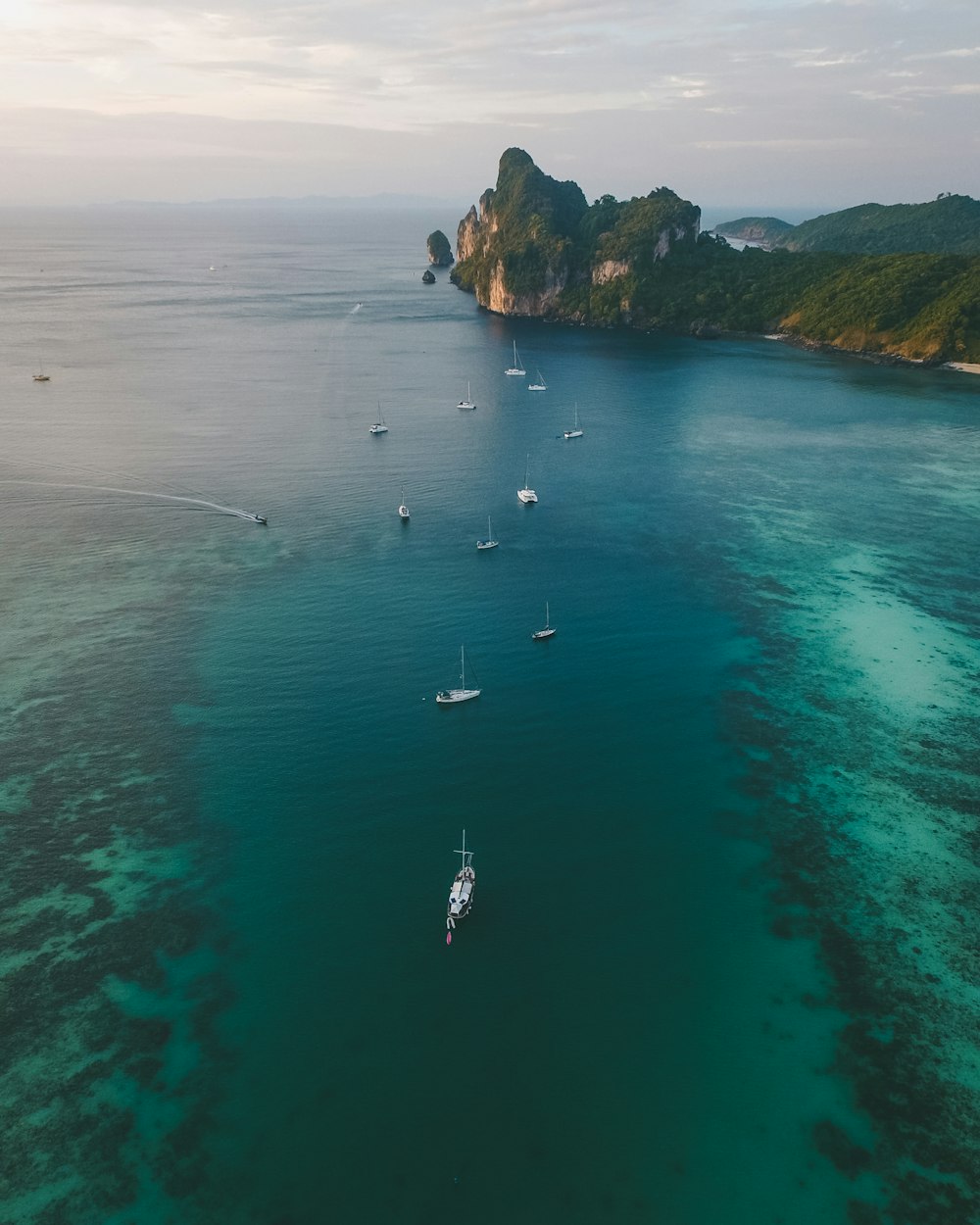 Bateaux blancs sur l’eau de l’océan sous le ciel gris