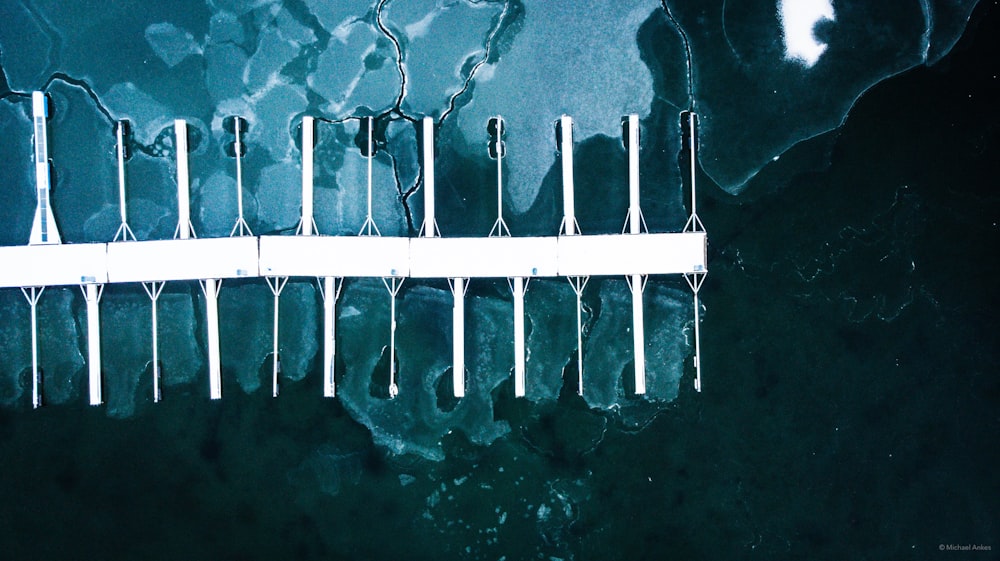 Photographie aérienne d’un quai de bateau pendant la journée