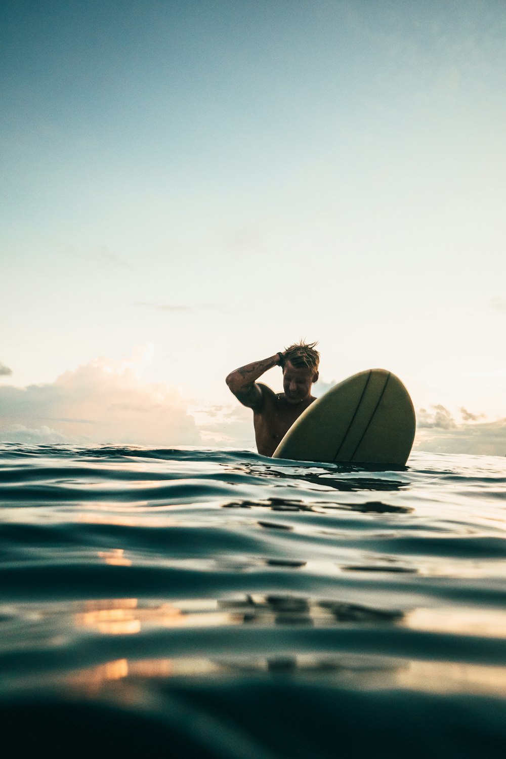 homem surfando durante o dia