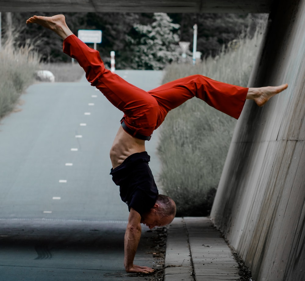 Mann mit Handstand