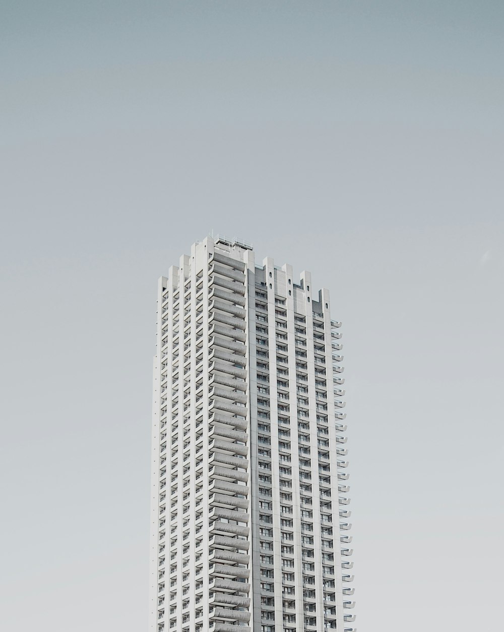 白いコンクリートの高層ビル