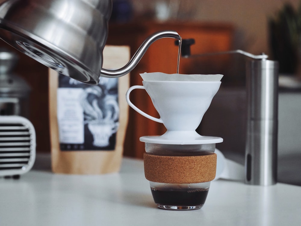 Liquide dégoulinant dans la tasse