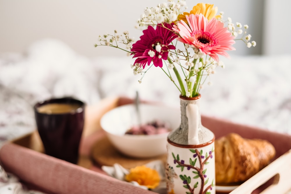 Photographie sélective de la fleur de marguerite aux pétales roses dans un vase