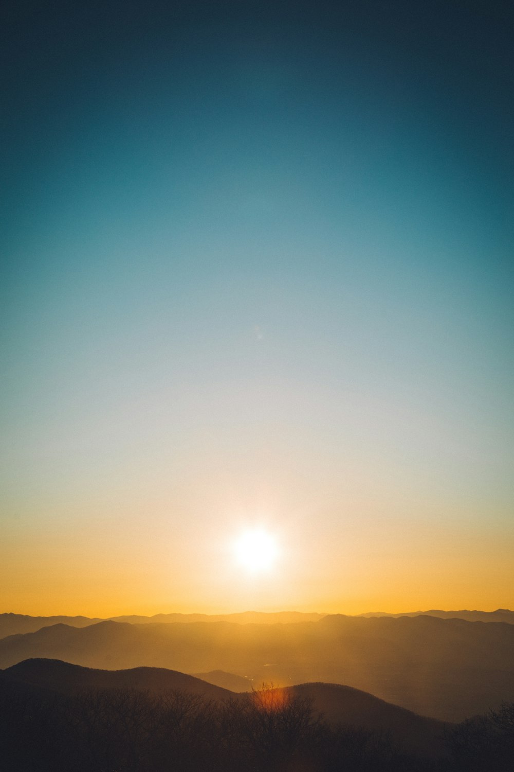 Silhouette von Hügeln zur goldenen Stunde