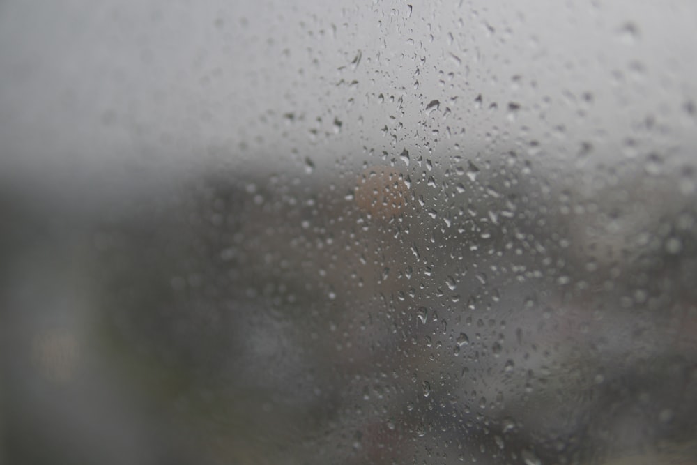 gotas de chuva em uma janela com um fundo desfocado