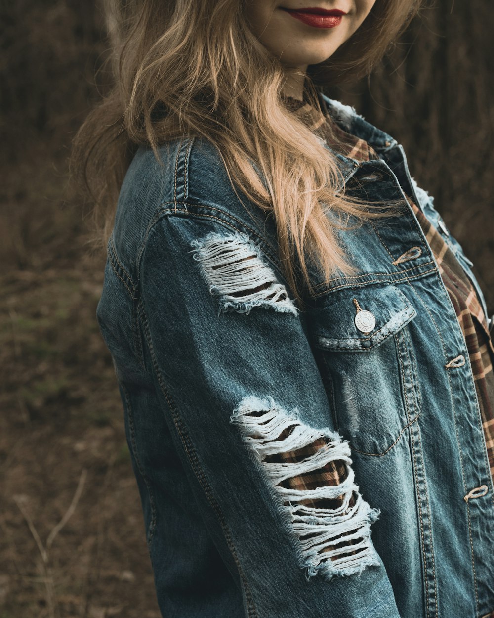 femme portant une veste en jean bleue