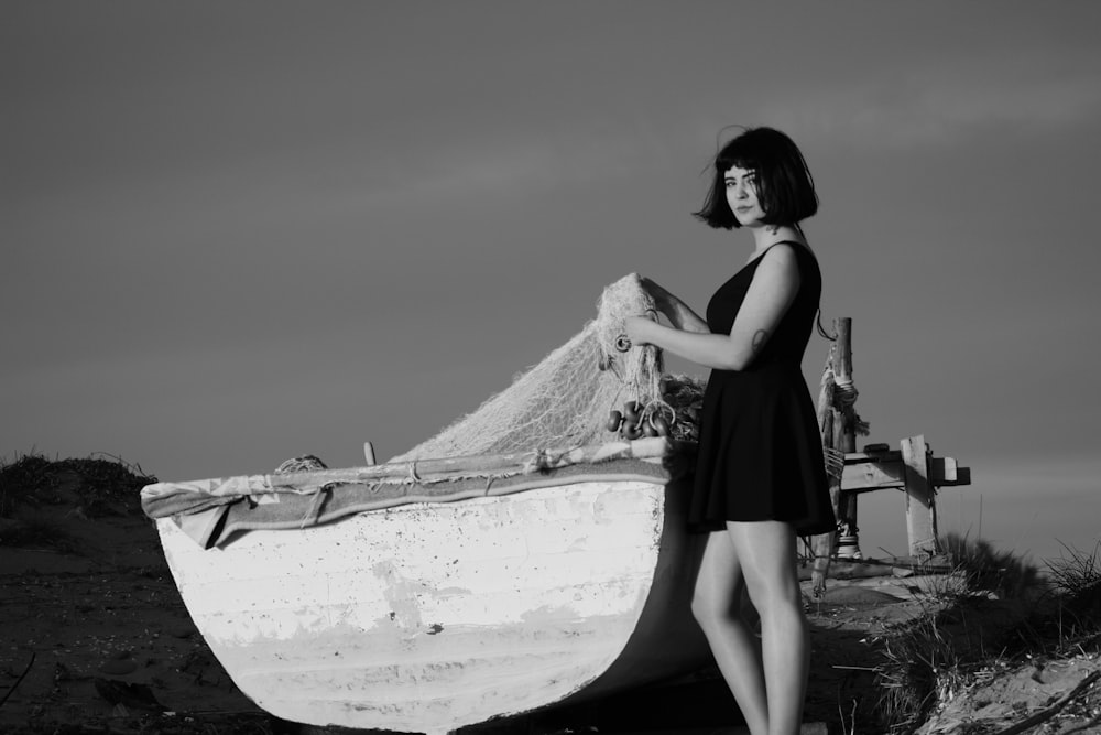 Photo en niveaux de gris d’une femme tenant un filet de pêche