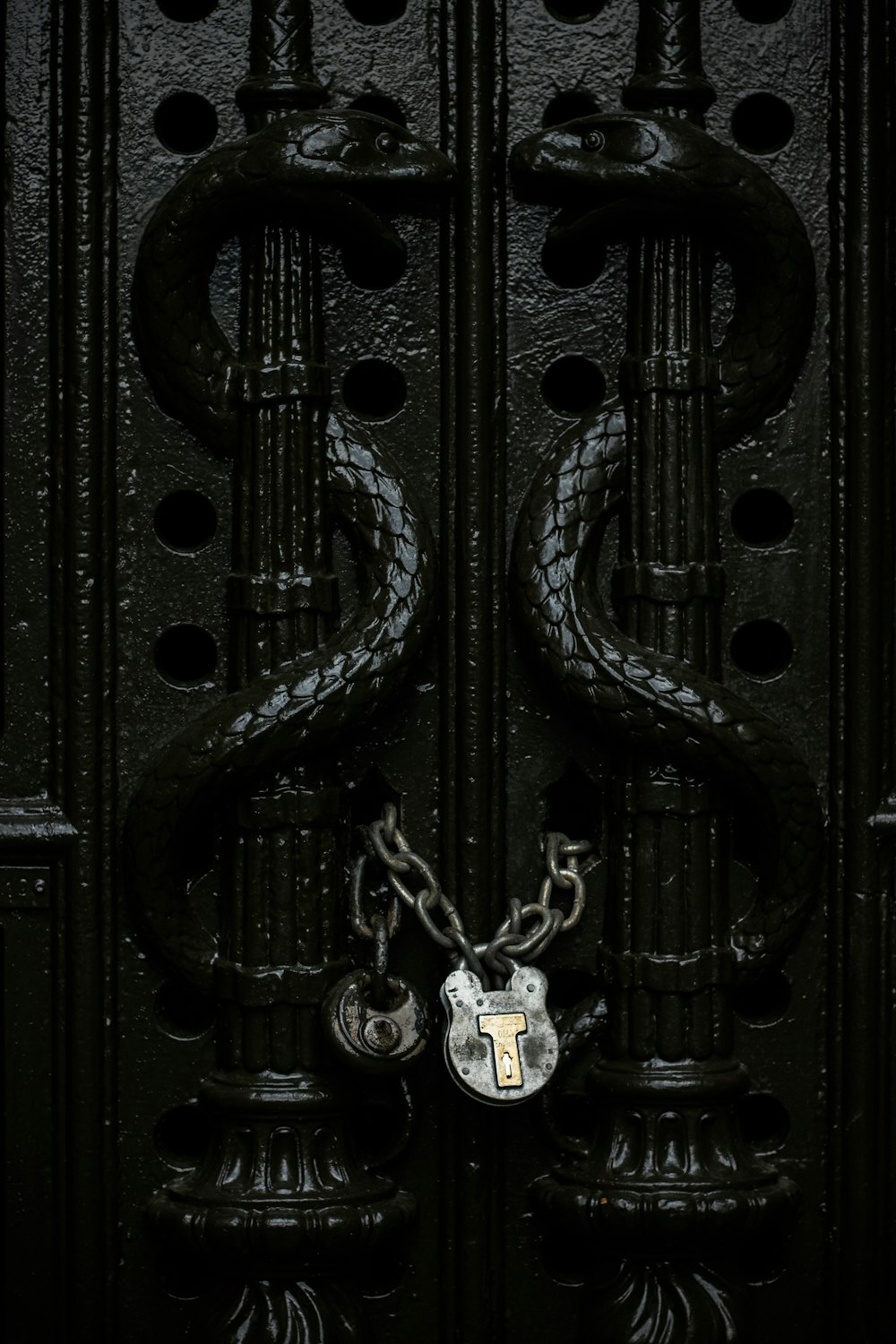 Candado de cadena gris en la puerta en primer plano