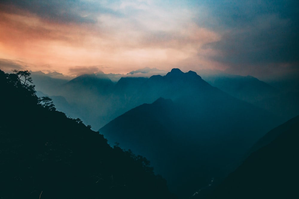 Berg mit Nebel aus der Vogelperspektive