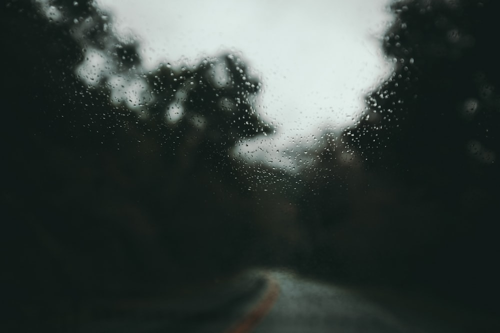 Una foto borrosa de una carretera a través de una ventana