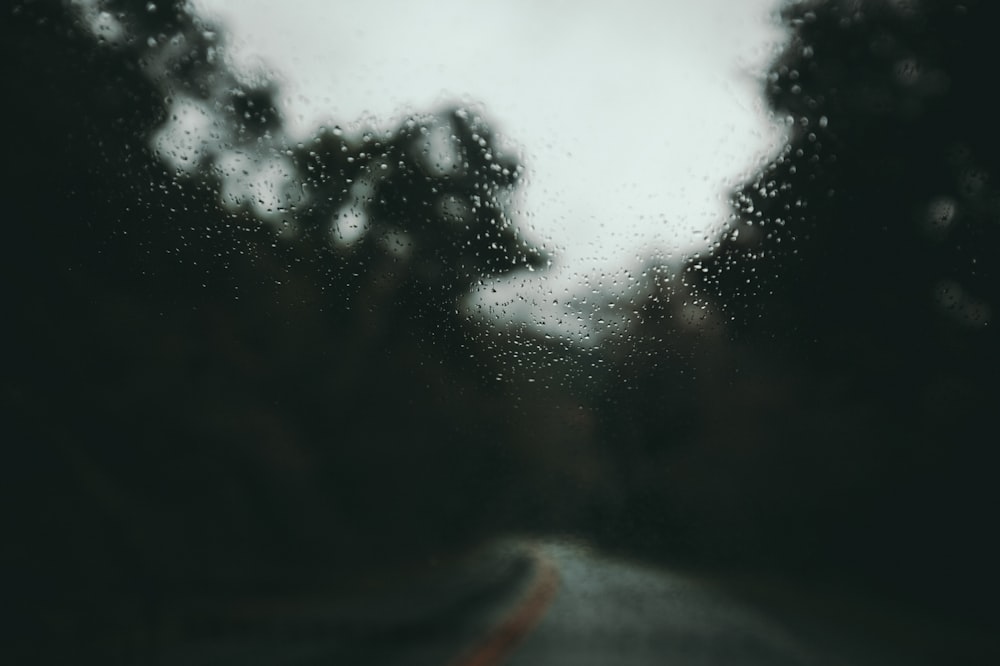 une photo floue d’une route à travers une fenêtre