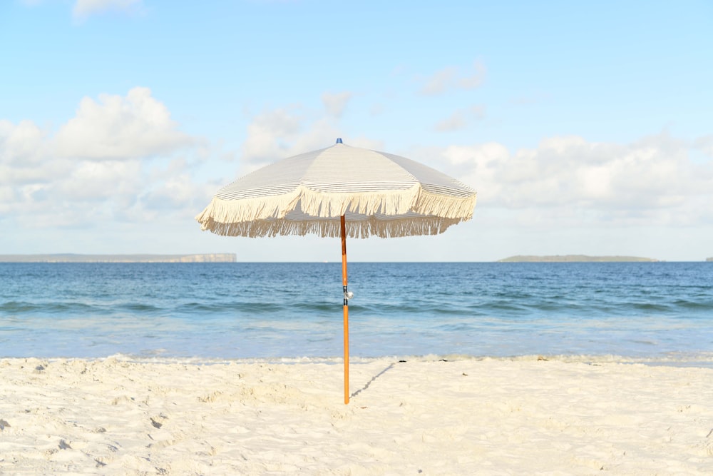 parapluie blanc sur le bord de la mer