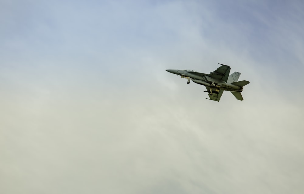 Avión de combate gris volando por el cielo