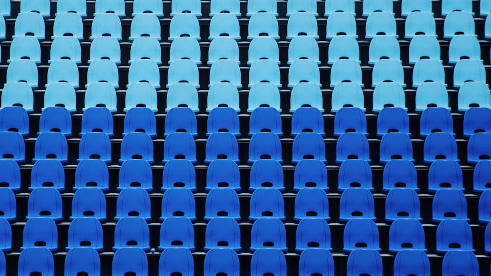 Fotografía de paisajes de sillas verde azulado y azul