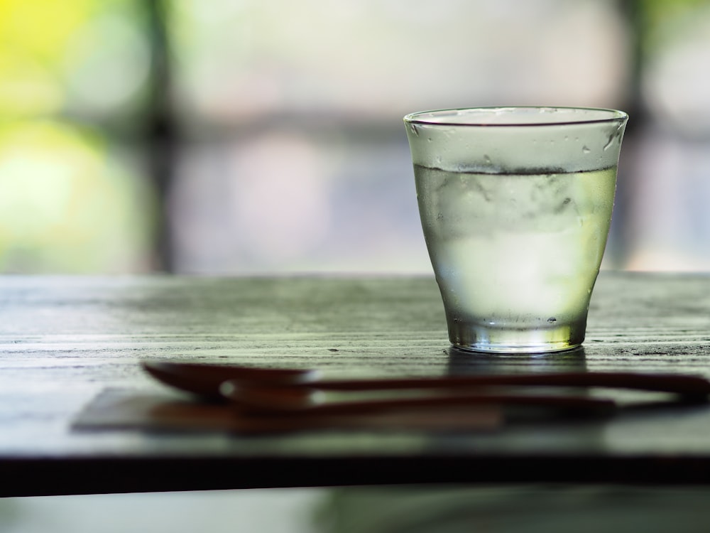 verre à liqueur transparent