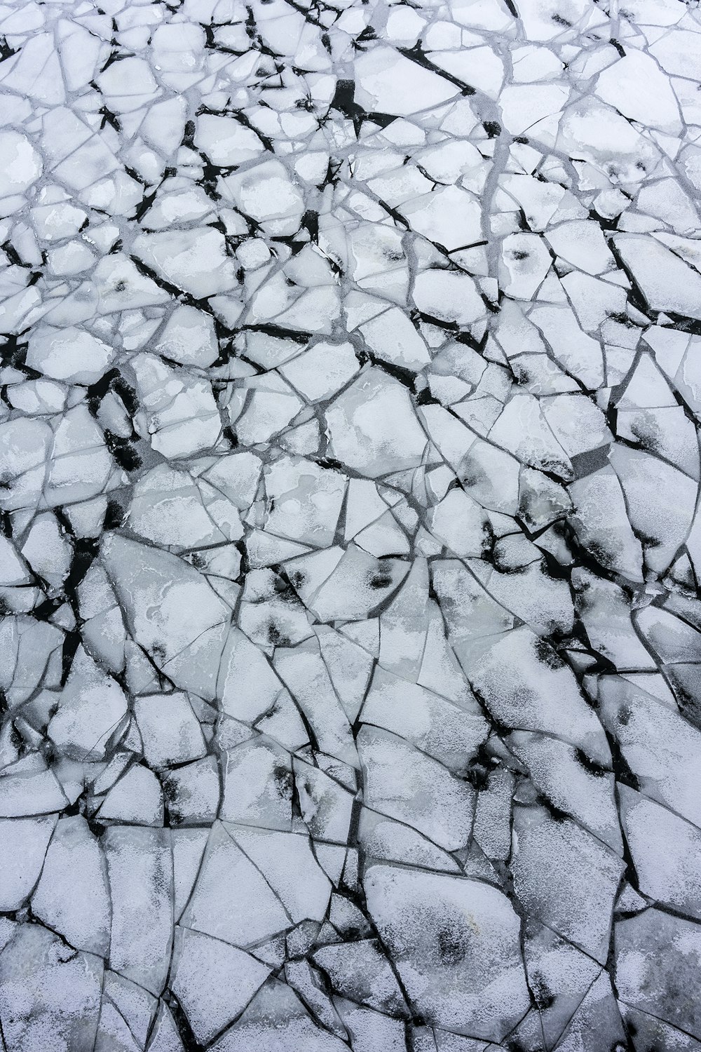 粉々に砕けた霜の川のフラットレイ写真