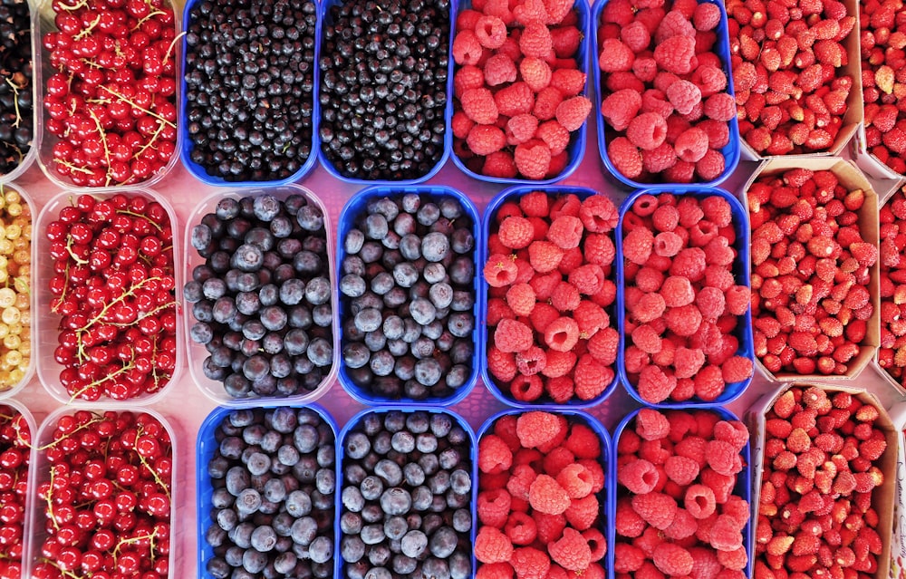 Flatlay-Fotografie von Kisten mit Beeren