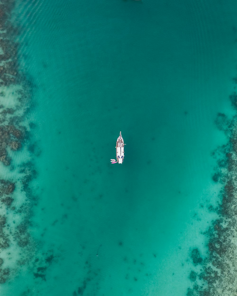 Vista aérea do barco no corpo de água durante o dia