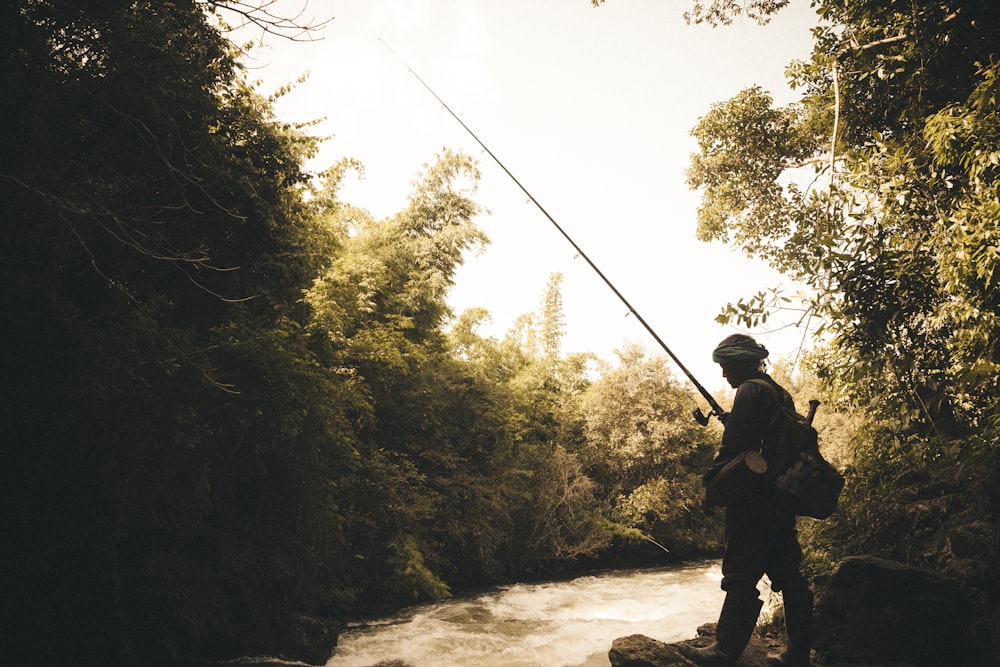 uomo che pesca sul fiume