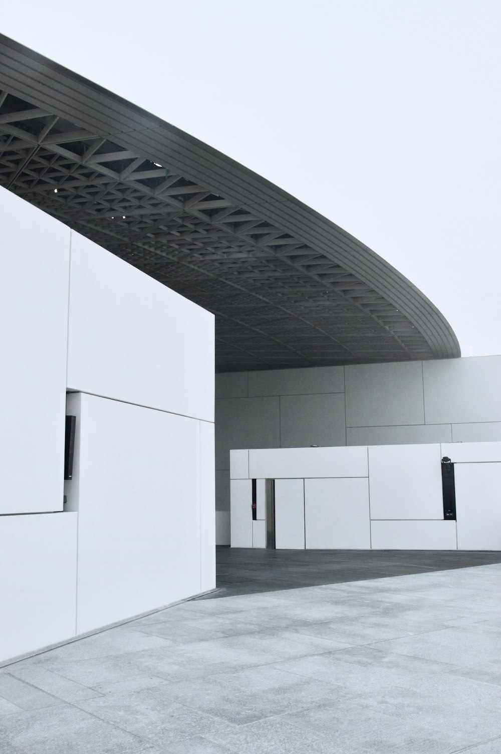 edificio arquitectónico blanco y negro