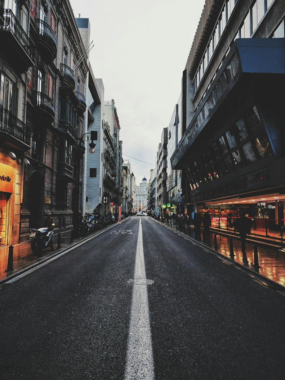 Carretera vacía entre edificios de hormigón durante el día