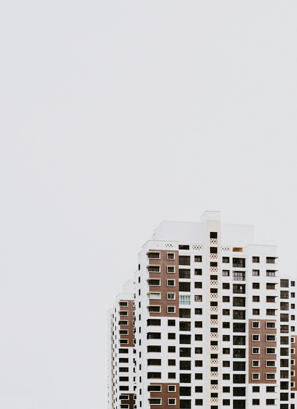 낮에는 흰색과 갈색 콘크리트 고층 건물