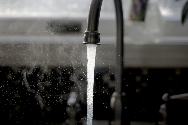Küchenspüle mit laufendem Wasser