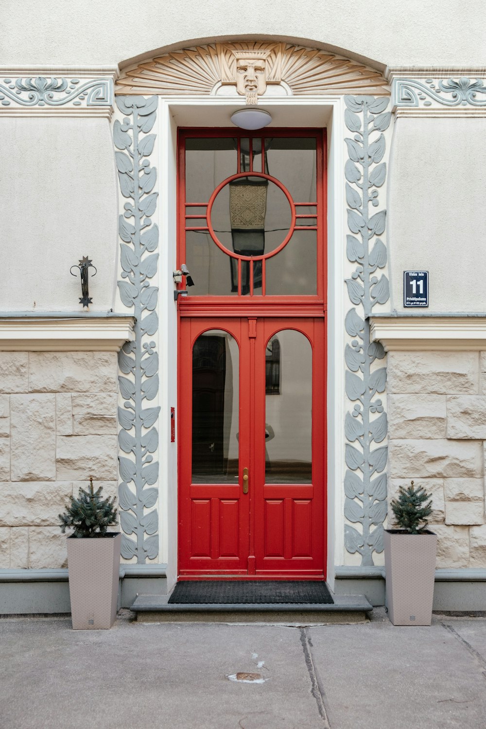 Puerta roja cerrada half-lite